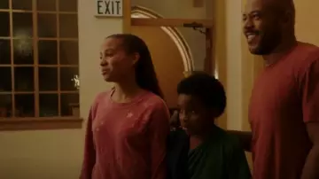 Chandail étoilé Sun 68 porté par May Grant (Corinne Massiah) vu dans 9-1-1 (S02E03)