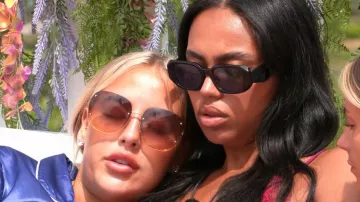 Lunettes de soleil à monture rectangulaire Pretty Little Thing Black Diamond Detail portées par Ella Thomas comme on le voit dans Love Island (S10E17)