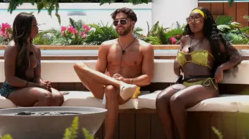 Shein Plain Ruched Halter Bikini Traje de baño con cubierta usado por Whitney Adebayo como se ve en Love Island (S10E17)