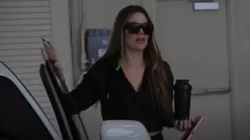 Sudadera con capucha Nike Track & Field Cropped Hoodie usada por Khloé Kardashian como se ve en The Kardashians (S03E05)