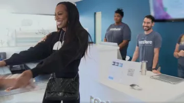 Chanel Black Quilted Caviar Leather Jumbo Classic Single Flap Bag usado por Sanya Richards-Ross como se ve en The Real Housewives of Atlanta (S15E07)