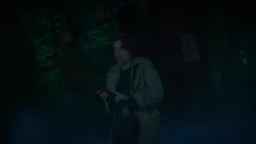 Manteau de trench à double poitrine Maje porté par Nancy Drew (Kennedy McMann) vu dans Nancy Drew (S04E04)