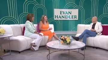 Cinq un blazer de doble pecho de manga rugida Sept Kris usado por Hoda Kotb como se ve en Today with Hoda & Jenna el 21 de junio de 2023