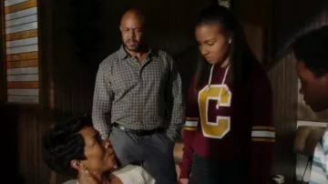 Sweat à capuche Forever 21 Croppeded porté par May Grant (Corinne Massiah) vu dans 9-1-1 (S02E04)