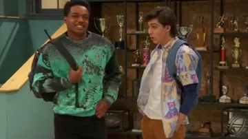 Asos Cat Print Short Sleeve Oversize Button-Up Shirt usado por Neil (Felix Avitia) como se ve en Raven's Home (S06E09)