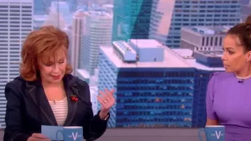 Cinq un blazer de mezclilla con capucha Sept Khloe usado por Joy Behar como se ve en The View el 22 de junio de 2023