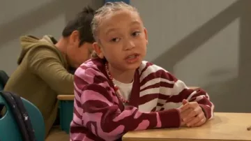 Forever 21 Colorblock Zebra Cardigan porté par Alice (Mykal-Michelle Harris) vu dans Raven’s Home (S06E09)