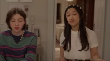 Cinq A Sept Lenny Silk Short-Sleeve Top usado por Lily Goldenblatt (Cathy Ang) como se ve en And Just Like That... (S02E02)