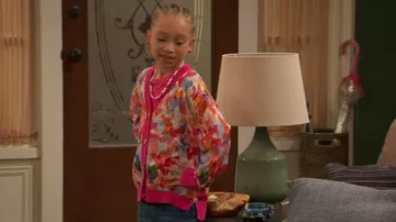 Aqua x Kerri Rosenthal Painted Hearts Cardigan porté par Alice (Mykal-Michelle Harris) vu dans Raven’s Home (S06E09)