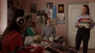 Levis camiseta de manga larga usada por Harry Goldenblatt (Alexa Swinton) como se ve en And Just Like That... (S02E02)