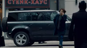 Voiture Land Rover Defender utilisée par Maria Hill (Cobie Smulders) vue dans Secret Invasion (S01E01)