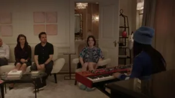 UGG Sandales en shearling portées par Rose Goldenblatt (Alexa Swinton) comme on le voit dans And Just Like That... (S02E02)