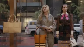 Jw Anderson Pi­geon Clutch Bag worn by Carrie Bradshaw (Sarah Jessica Parker) as seen in And Just Like That… (S02E02)