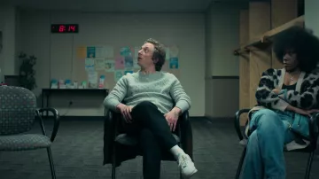 Zapatillas Nike en blanco usadas por Carmen 'Carmy' Berzatto (Jeremy Allen White) como se ve en The Bear (S02E03)