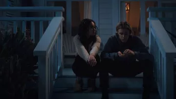 Ugg Mini II portée par Bronwyn Rojas (Marianly Tejada) vue dans One of Us Is Lying (S02E07)