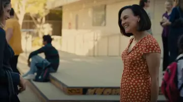 & autres histoires Mini robe imprimée portée par Katie (Carla Gallo) vue dans Platonic (S01E07)