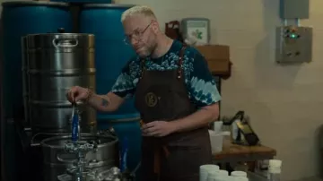 Liquid Blue Fantasy Boneyard Skulls V Tie Dye T-Shirt usada por Will (Seth Rogen) como se ve en Platonic (S01E07)