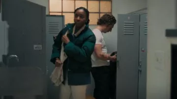 Chaqueta Paloma Wool Hokusai usada por Sydney Adamu (Ayo Edebiri) como se ve en The Bear (S02E01)