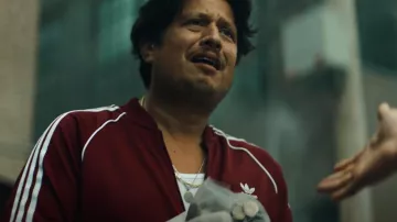 Chaqueta Adidas SST usada por Chester (Carmen Christopher) como se ve en The Bear (S01E01)