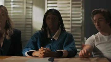 Veste vintage des années 90 portée par Sydney Adamu (Ayo Edebiri) vue dans The Bear (S02E01)