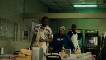 Nike Sto­ries Pack Retro graph­ic All Over Print T-Shirt worn by Gary 'Sweeps' Woods (Corey Hendrix) as seen in The Bear (S01E01)