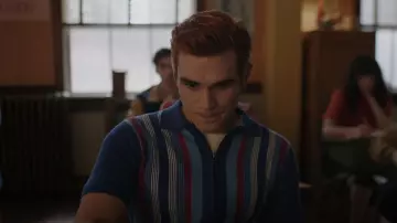 Madcap England Capi­tol 60s Mod Stripe Zip Knit Po­lo worn by Archie Andrews (KJ Apa) as seen in Riverdale (S07E12)