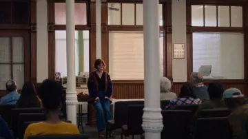 Farm Rio Pineapple Scarf Cardigan usado por la moderadora (Molly Ringwald) como se ve en The Bear (S01E03)