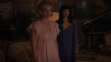 Iandrummondvintage 1970s Sapphire Blue Slip and Robe Set porté par Veronica Lodge (Camila Mendes) comme vu dans Riverdale (S07E12)