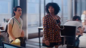Blazer estampado de Zara usado por Venetia (Jade Payton) como se ve en Glamorous (S01E01)