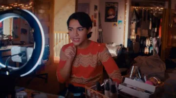 Top en dentelle sculptée porté par Marco Mejia (Ben J. Pierce) vu dans Glamorous (S01E01)