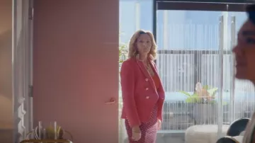 Jupe tricotée à motif Versace La Greca portée par Madolyn Addison (Kim Cattrall) vue dans Glamorous (S01E01)