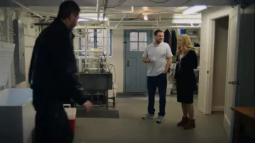 Mini bottes Ugg Classic portées par Natalie 'Sugar' Berzatto (Abby Elliott) vues dans The Bear (S01E05)