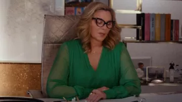 Sergio Hudson a rassemblé une mousseline de soie et un body en maille portés par Madolyn Addison (Kim Cattrall) comme on le voit dans Glamorous (S01E01)