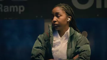 Apple Airpod Pro utilisé par Sydney Adamu (Ayo Edebiri) vu dans The Bear (S01E07)