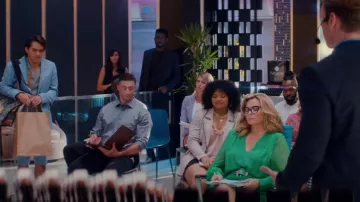 Sergio Hudson Jupe crayon asymétrique drapée portée par Madolyn Addison (Kim Cattrall) vue dans Glamorous (S01E01)