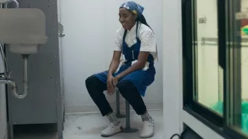 Sydney Adamu (played by Ayo Edebiri) outfits on The Bear