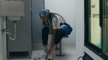 Nike Air Max Pre Day en farine d’avoine Phantom Black portée par Sydney Adamu (Ayo Edebiri) vue dans The Bear (S01E07)