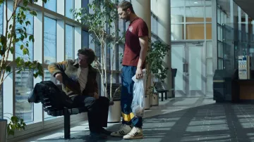 Pantalon Adidas Originals Ripstop Track porté par Richard 'Richie' Jerimovich (Ebon Moss-Bachrach) vu dans The Bear (S01E08)