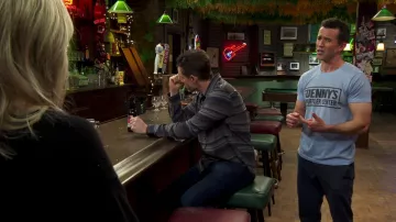 T-shirt Denny’s Muffler Center porté par Mac (Rob McElhenney) vu dans It’s Always Sunny in Philadelphia (S16E04)
