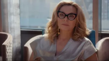 Chemisier en cuir Rick Owens Naska porté par Madolyn Addison (Kim Cattrall) vu dans Glamorous (S01E01)