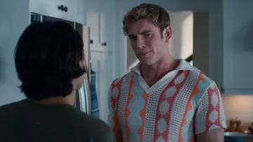 Polo de punto Zara usado por Chad (Zane Phillips) como se ve en Glamorous (S01E08)