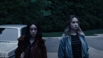 Abrigo naranja NYC en blanco usado por Isabella LaRue (Lexi Underwood) como se ve en Cruel Summer (S02E04)
