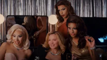 Perry Street Julia Statement Collar usado por Madolyn Addison (Kim Cattrall) como se ve en Glamorous (S01E06)