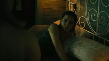 American Eagle Gray Camisole Cropped Lace-Up Strap Ribbed Tank usado por Megan Landry (Sadie Stanley) como se ve en Cruel Summer (S02E04)