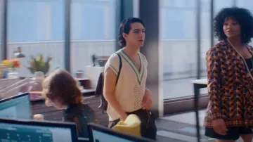 Sandro Valérian Pull-sans manches en laine cachemire porté par Marco Mejia (Ben J. Pierce) vu dans Glamorous (S01E01)
