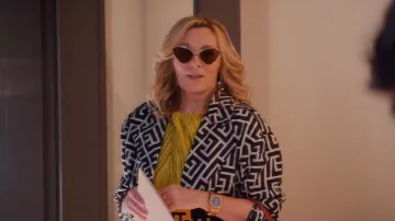 Balmain Monogram-Pattern Balloon-Sleeve Jacket usada por Madolyn Addison (Kim Cattrall) como se ve en Glamorous (S01E08)