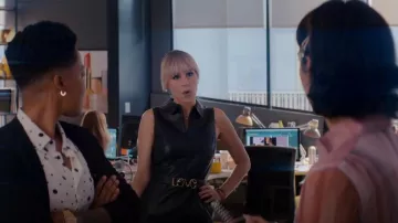 Alice + Olivia Ellis Minirobe en cuir végétalien à fermeture zippée portée par Alyssasays (Lisa Gilroy) vue dans Glamorous (S01E10)