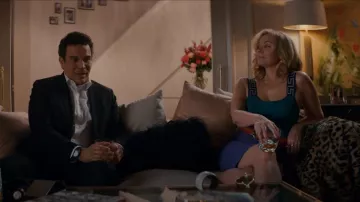 Versace impreso en Pieece In Teal usado por Madolyn Addison (Kim Cattrall) como se ve en Glamorous (S01E10)