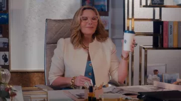 Lauren Rubinski Ex­tra Large 14-karat Gold Neck­lace worn by Madolyn Addison (Kim Cattrall) as seen in Glamorous (S01E02)