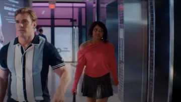 Alice + Olivia Lea Stud Embelleshed Pleated Vegan Leather Mini Skirt usada por Venetia (Jade Payton) como se ve en Glamorous (S01E10)